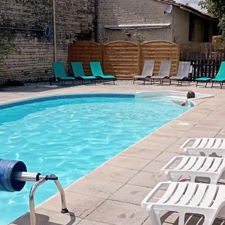 Casa vacanze 1 Bedroom With Shared Pool Opens Late *